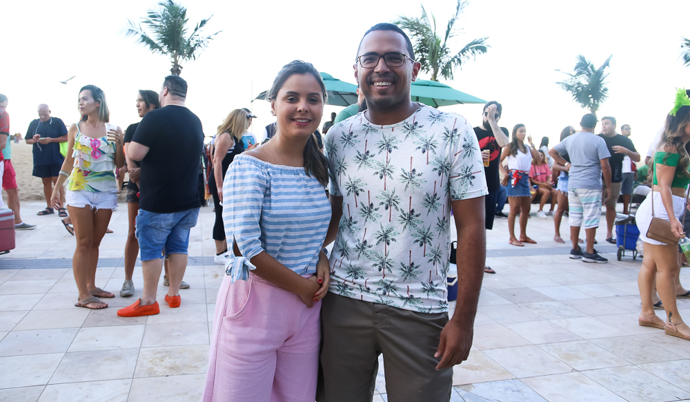 mulher e homem abraçados sorrindo para a foto